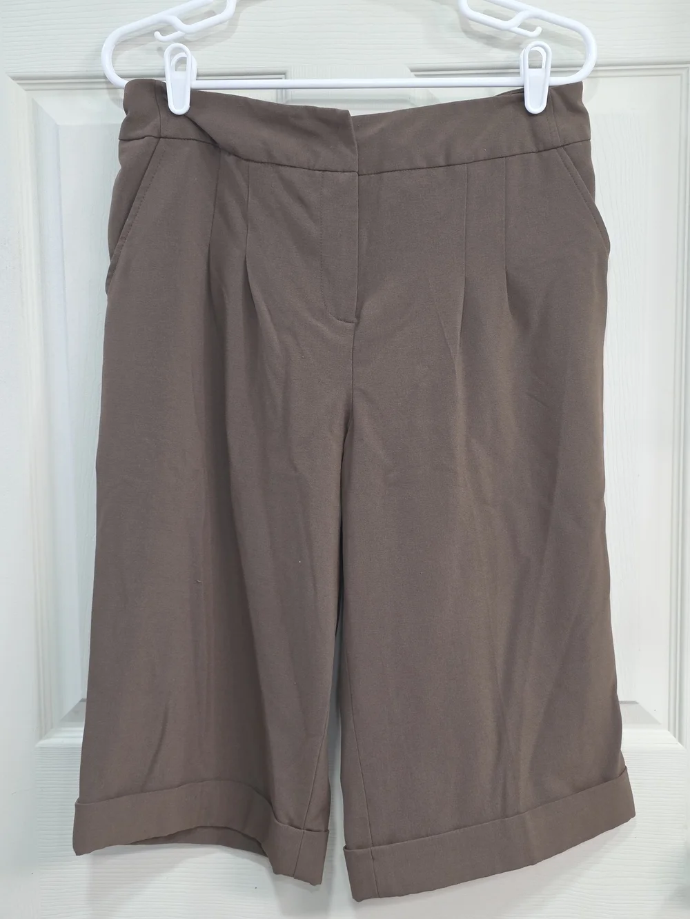 Larry Levine Taupe Wide-Leg Capris Dressy Bermuda Shorts Trousers.